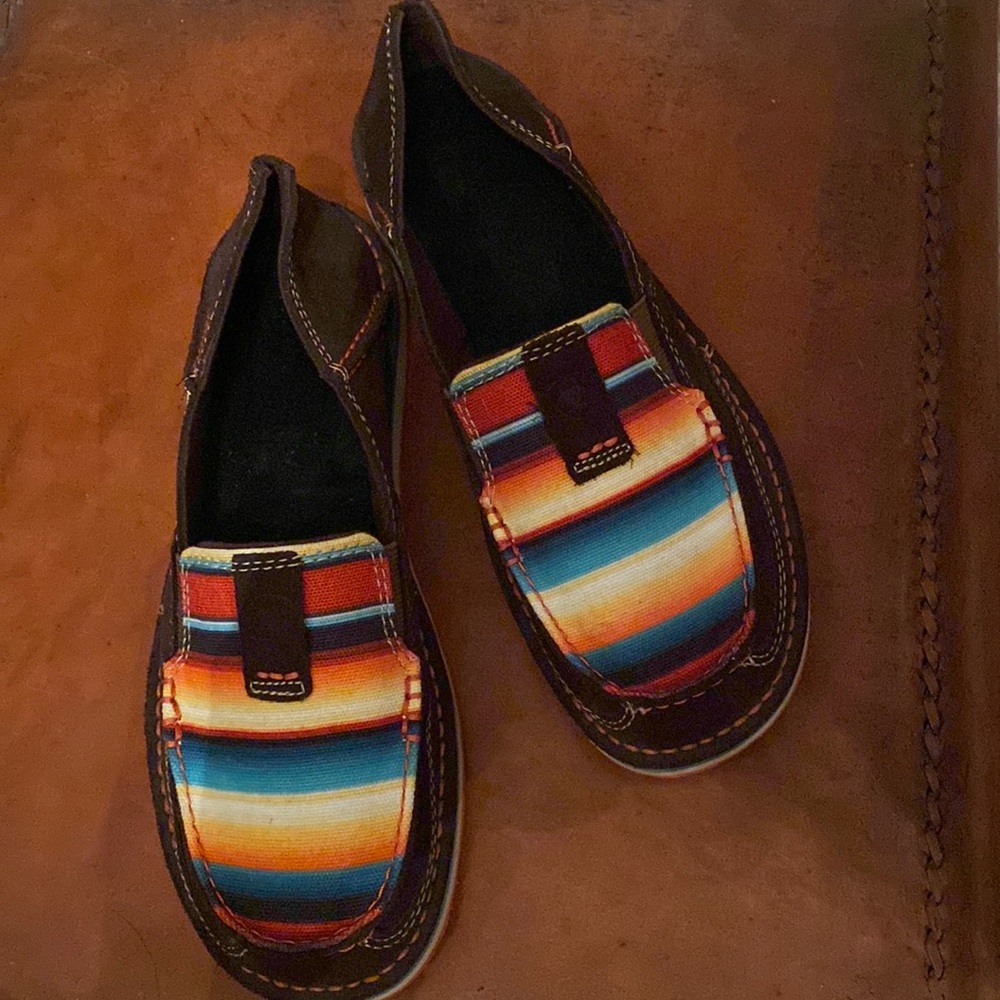 Kick off your boots and slip into comfy, cute and casual Ariat cruisers.